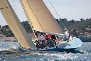 Héritage et contrastes : le Kookaburra II (KA-12) fige le temps en rade de Toulon. Vue artistique du tableau arrière du 12mR Kookaburra II (KA-12) en noir et blanc lors de la Toulon Provence Regatta 2026.