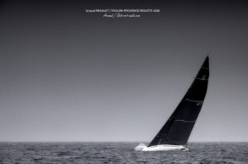 Face à l'horizon : le "Plastic Fantastic" KZ-7 dans son élément. Photographie artistique du 12mJI Kiwi Magic (KZ-7) naviguant seul sur une mer agitée, composition épurée en noir et blanc.