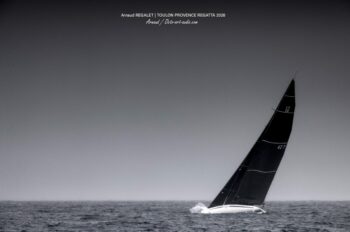 Face à l'horizon : le "Plastic Fantastic" KZ-7 dans son élément. Photographie artistique du 12mJI Kiwi Magic (KZ-7) naviguant seul sur une mer agitée, composition épurée en noir et blanc.