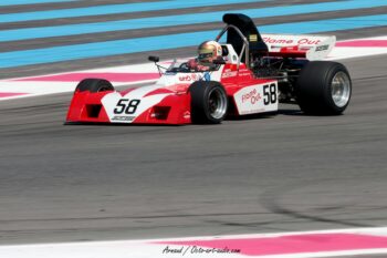 La March historique numéro 58 en action au Castellet – Photo Arnaud. Monoplace de Formule historique March Flame Out rouge et blanche numéro 58 sur le Circuit Paul Ricard, photo Arnaud pour Octo Art Audio.