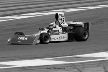 L'élégance du noir et blanc pour la Surtees historique au Castellet – Photo Arnaud. Monoplace de Formule 1 Surtees Matchbox historique numéro 18 en noir et blanc sur le Circuit Paul Ricard, photo Arnaud pour Octo Art Audio.