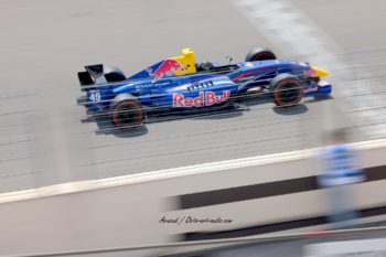 Speed Icon: the Red Bull F1 screaming past at the 2026 Historic French Grand Prix. Monoplace F1 Red Bull Racing en plein filé à haute vitesse lors du Grand Prix de France Historique 2026 au Castellet. High-speed panning shot of a Red Bull Racing F1 car during the 2026 Historic French GP at Paul Ricard.