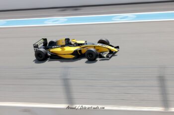 Le style emblématique de Renault F1 au Castellet – Photo Arnaud. Monoplace de Formule 1 Renault historique jaune et noir numéro 72 sur le Circuit Paul Ricard, photo Arnaud pour Octo Art Audio.