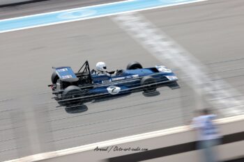 Vitesse et nostalgie au Castellet – Photo Arnaud. Monoplace de Formule 1 historique bleue en pleine vitesse sur le Circuit Paul Ricard, photo Arnaud pour Octo Art Audio.
