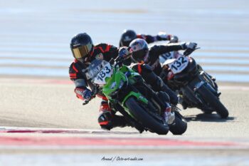 Bataille en virage au Bol d'Or 2026 sur le circuit Paul Ricard du Castellet. Motos de course en virage sur le circuit du Castellet lors du Bol d'Or 2026