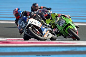 Duel serre entre la moto n°22 et la n°468 sur le circuit Paul Ricard (Bol d'Or Classic 2026) Peloton de motos de course n°22 et n°468 au coude a coude au Bol d'Or 2026