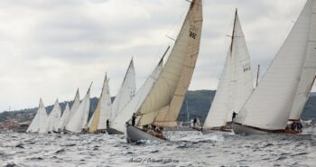 Alignement spectaculaire des voiliers de tradition toutes voiles dehors en baie de Saint-Tropez lors du depart de course. Départ de la flotte des voiliers de tradition lors des Voiles de Saint-Tropez 2026 photo OCTO