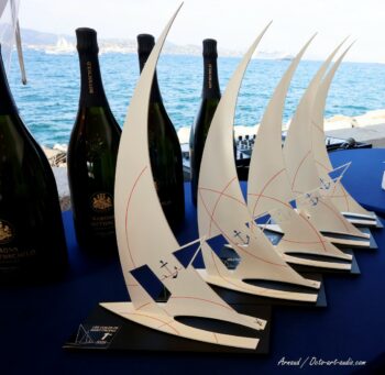 Trophées unique en forme de spinnaker façonnés pour les vainqueurs des Voiles de Saint-Tropez 2026. Série de trophées en forme de voiles pour les Voiles de Saint-Tropez 2026 par OCTO