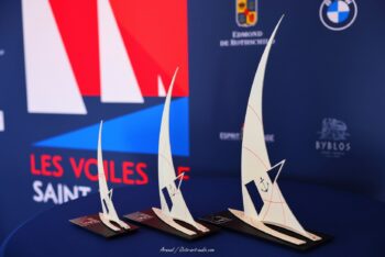 Déclinaison sur mesure des trophées pour les Voiles de Saint-Tropez 2026. Trois trophées personnalisés des Voiles de Saint-Tropez 2026 réalisés sur mesure par OCTO