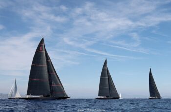 Les 3 grands voiliers J-Class naviguant bord à bord lors des Voiles de Saint-Tropez 2026. Les trois voiliers de la Classe J-Class en régate lors des Voiles de Saint-Tropez 2026 par OCTO