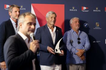 Remise de trophée OCTO Les voiles de St-TROPEZ 2026 par le président P.ROINSON de la SNST Pierre Roinson président de la société nautique pour la remise des prix avec les trophée OCTO Voile de Saint-Tropez 2026