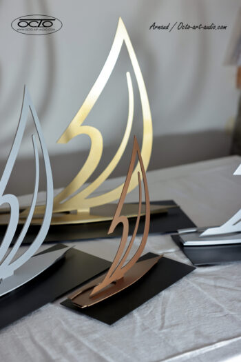 Série de trophées de voile TP52 personnalisés en finitions bronze, or et argent pour les podiums de régates. Trophées voilier TP52 finitions bronze or argent sculptures d'art nautique OCTO Art Audio