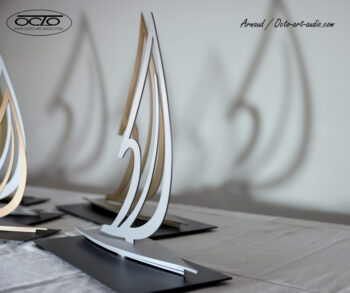 Détail d'une sculpture trophée de voile TP52, façonnée à la main couleur argent en acier par OCTO Art Audio. Gros plan trophée voile TP52 en acier et couleur argent sculpture d'art nautique OCTO Art Audio